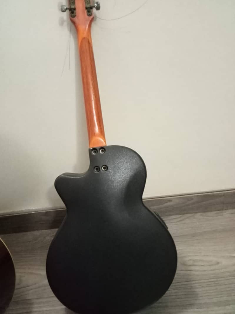 Semi acoustic guitar Demand 15K 5