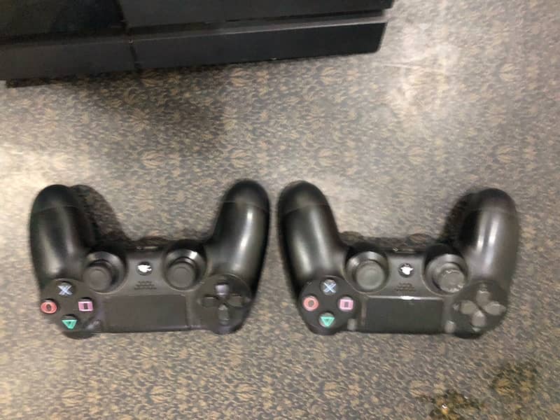 PlayStation 4 1tb 2 controllers 0