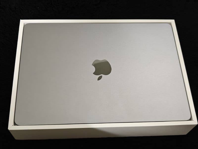 Macbook Air M3 Silver Complete box Just like New 0