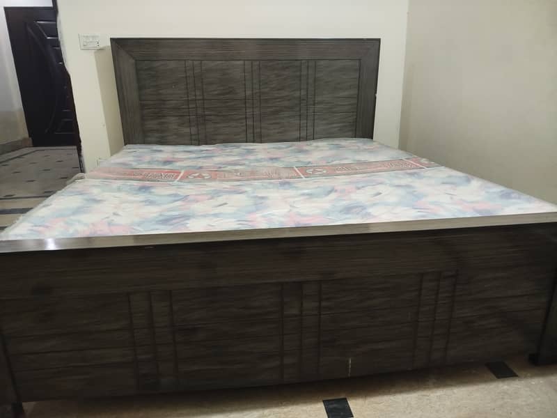 King size double bed 0