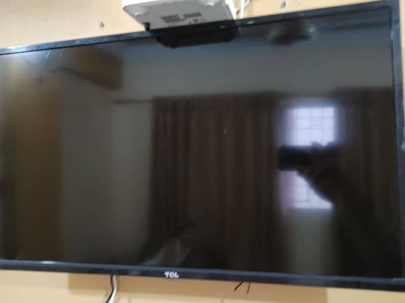 TCL 32 inch normal TV 3