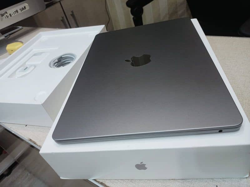 MACBOOK AIR M2 CHIP 2022 WITH FULL BOX FOR SALE 0