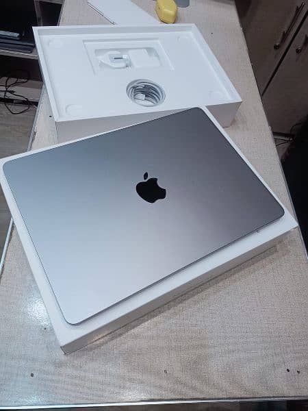 MACBOOK AIR M2 CHIP 2022 WITH FULL BOX FOR SALE 1