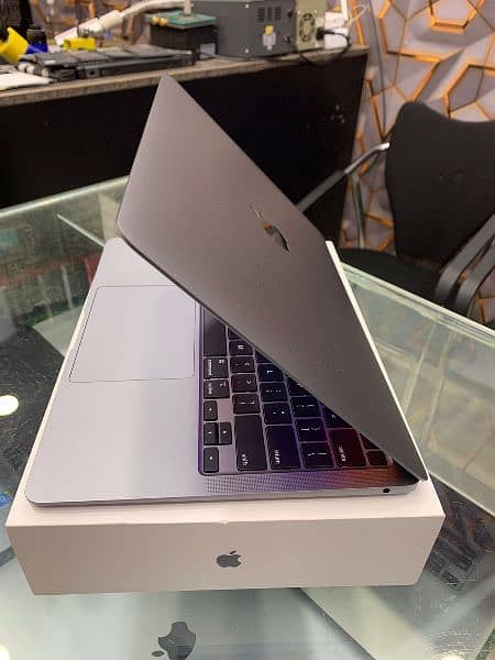 MACBOOK AIR M2 CHIP 2022 WITH FULL BOX FOR SALE 2