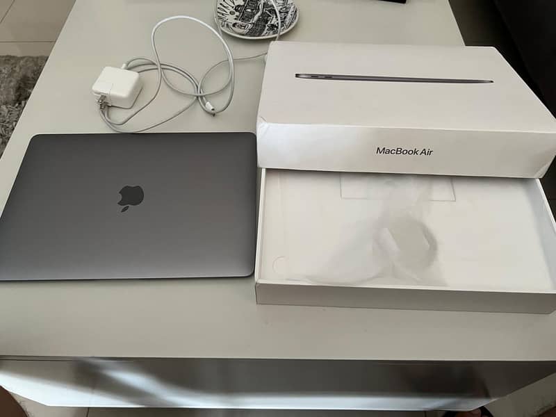 MacBook Air 2020 dual core i3 good as new cycle count 222 256gb/8gb 2