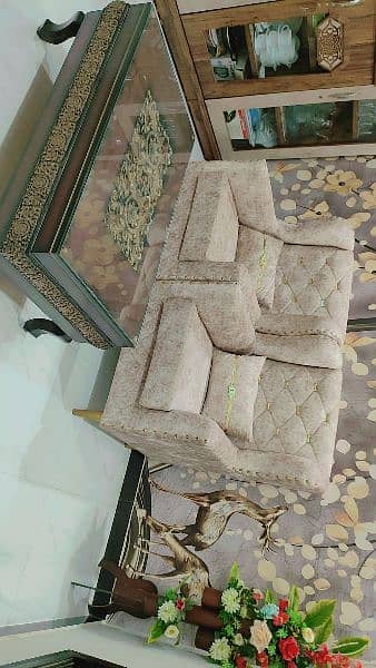 selling five seater sofa set with centre table 3