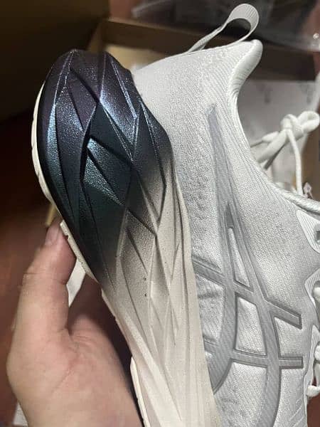 asics nova blast 4 1