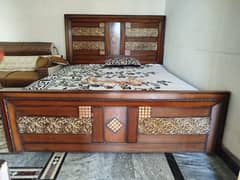 Wood bed with matrices