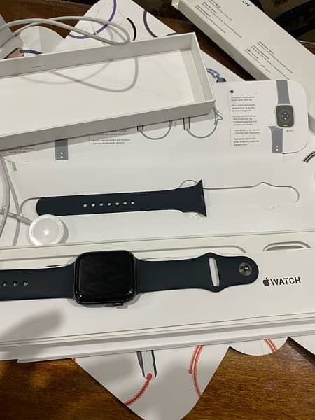 apple watch SE brand new 44mm GPS 4