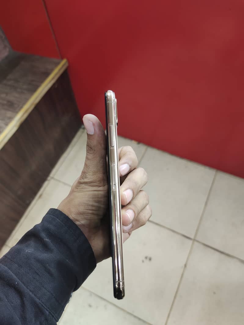 Iphone xs Max PTA 64gb 4