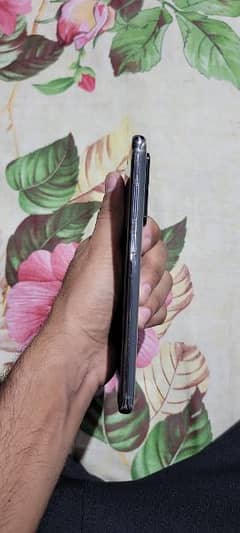 Samsung S20 ultra 12/128 LCD mein line hai bareek c baki fit hai . .