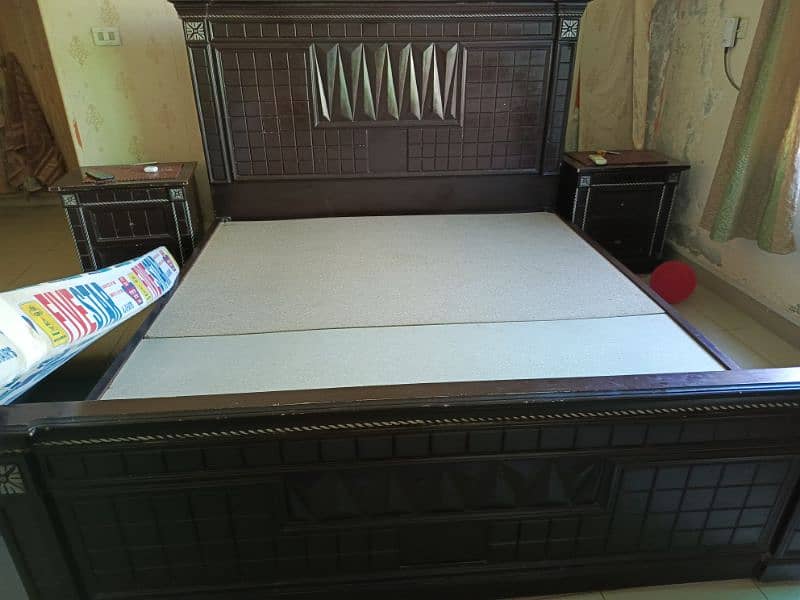 Double bed with 2 side tables n dressing table 3