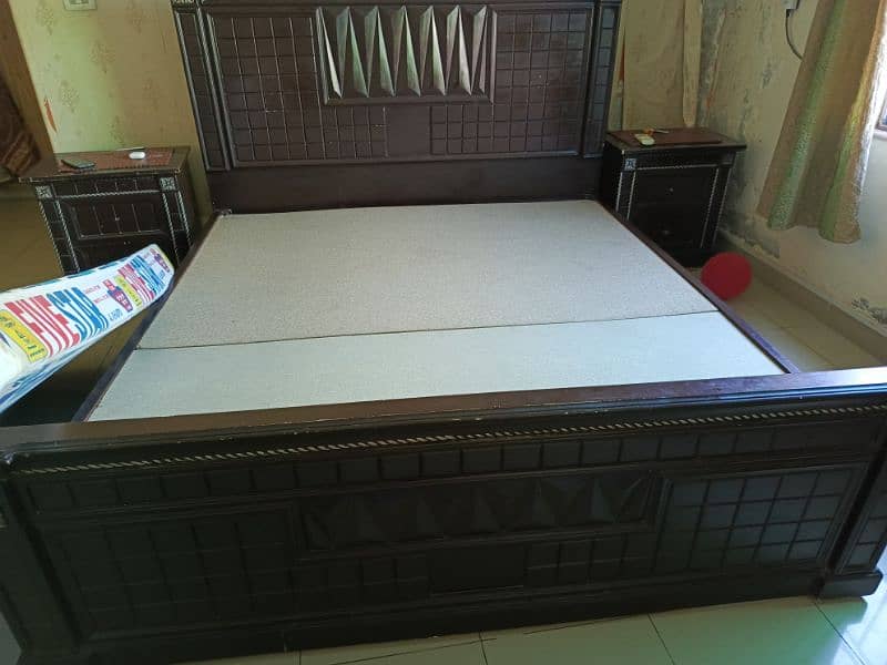 Double bed with 2 side tables n dressing table 4