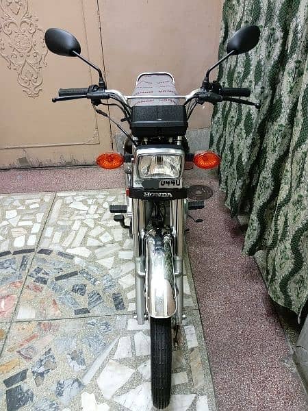 Honda CG 125 special edition 2023 self start (0/3/2/0/4/0/9/2/4/2/9) 2