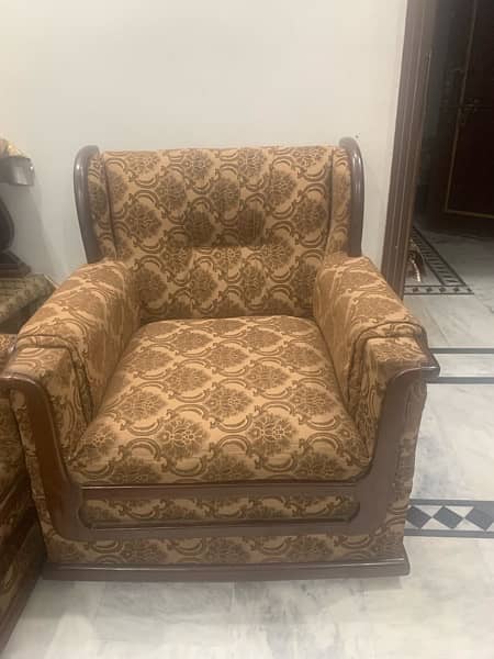 A 7 seater sofa set in pretty good condition 0