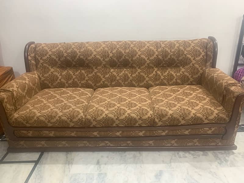 A 7 seater sofa set in pretty good condition 1