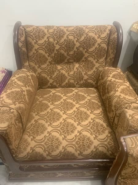 A 7 seater sofa set in pretty good condition 2