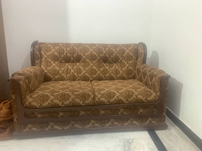 A 7 seater sofa set in pretty good condition 3