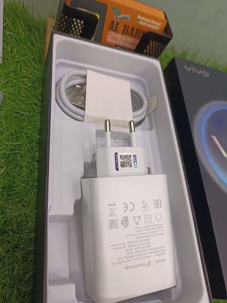 vivo V30 12/256 7