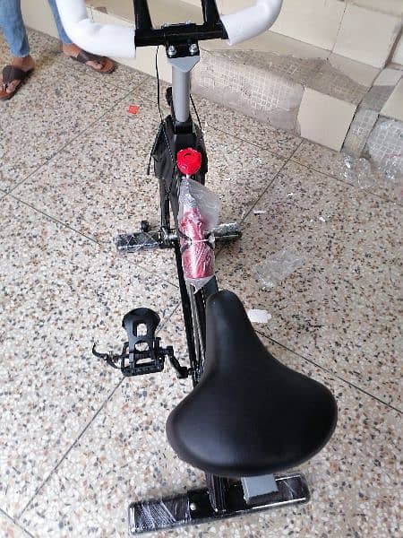 Spinning bike Q3 with 120kg capacity adjustable seat and handle New 2