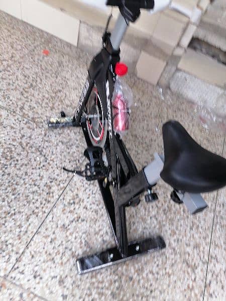 Spinning bike Q3 with 120kg capacity adjustable seat and handle New 3