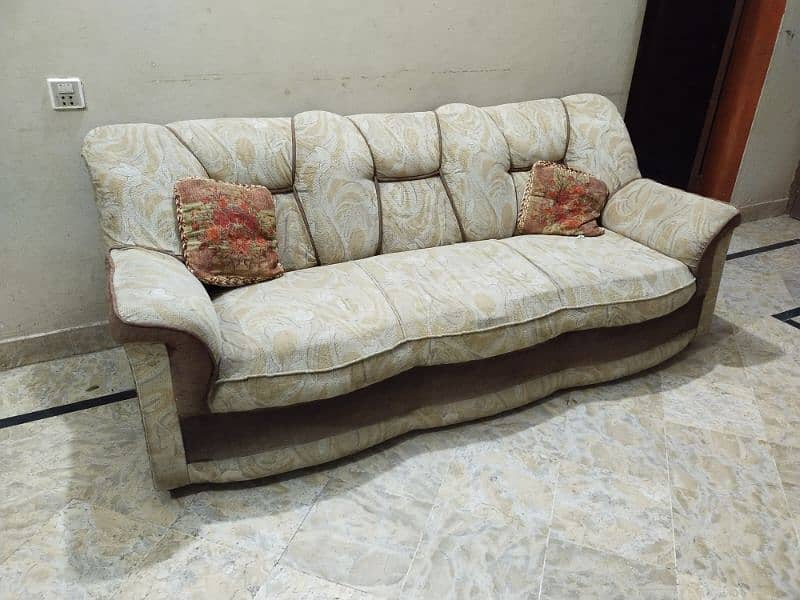 sofa set in good condition. 1