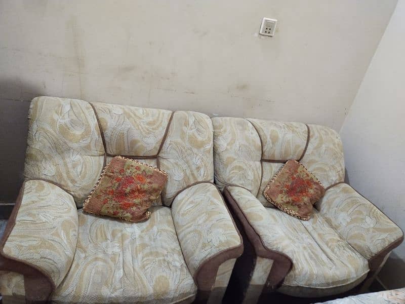 sofa set in good condition. 2