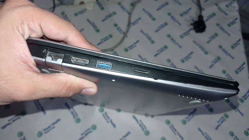 Haier Laptop Y11C
Ram 8gb 
SSD Hard 128gb 6