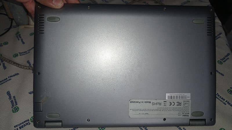 Haier Laptop Y11C
Ram 8gb 
SSD Hard 128gb 8