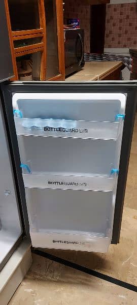 Haier Refrigerator 7 Cubic 
Model: HRF-186 EBS 5622 4