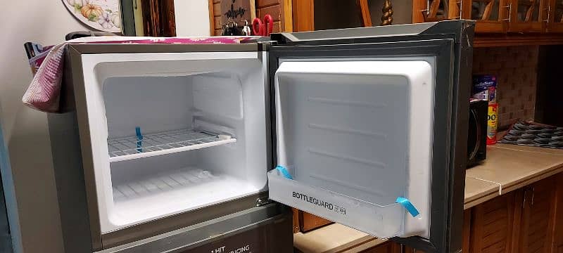 Haier Refrigerator 7 Cubic 
Model: HRF-186 EBS 5622 6