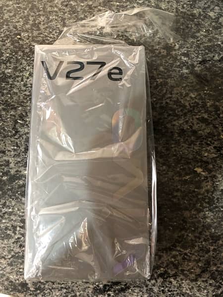 Vivo V 27e With box and genuine Charger . , 1