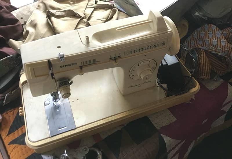 Premium overlooking sewing macchine 1