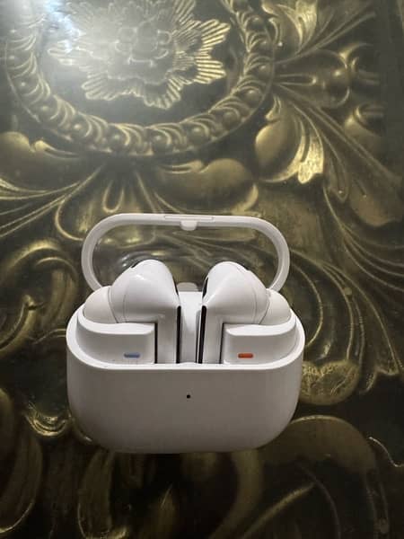 Samsung Galaxy BUDS 3 PRO With orignal charger and BOX 2