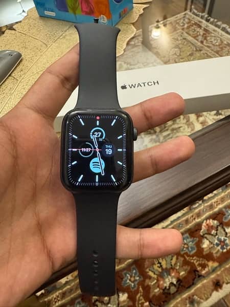 Apple Watch SE 44MM space Grey with box 1