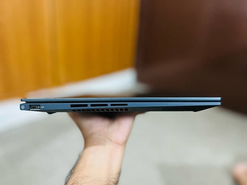 Asus Zenbook Q420 7