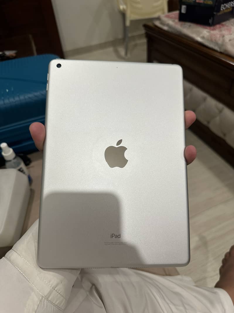 IPAD 8 th GENERATION 128 GB SILVER 10/10 2