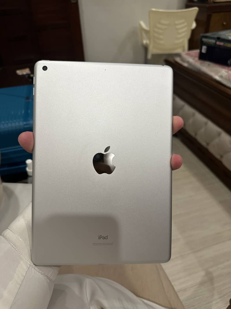 IPAD 8 th GENERATION 128 GB SILVER 10/10 3