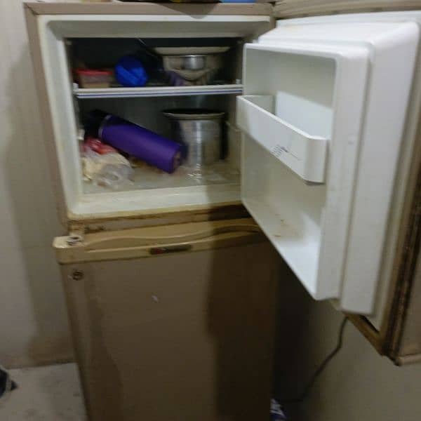 DAWLANCE REFRIGERATOR TWO DOOR 4