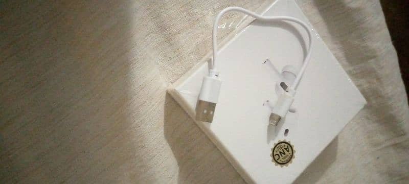 airpod 2nd generation he 3 days used 2