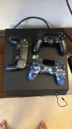 ps4pro 1tb with 4controllers 0