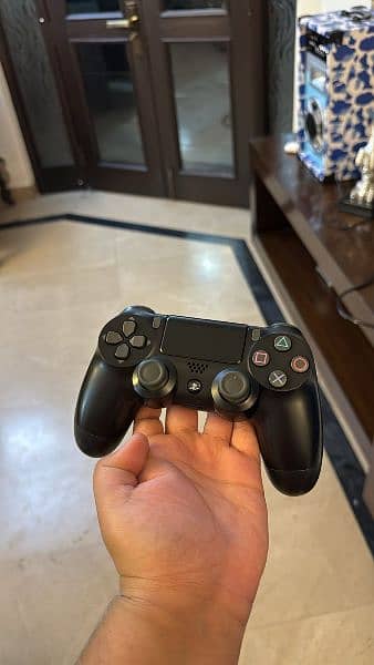 ps4pro 1tb with 4controllers 1