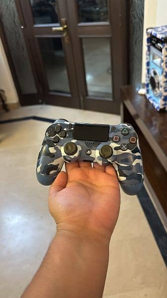 ps4pro 1tb with 4controllers 2