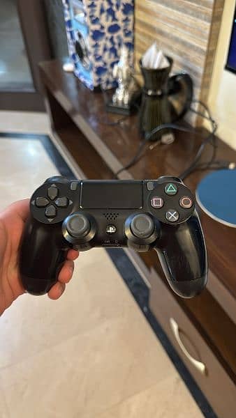 ps4pro 1tb with 4controllers 3