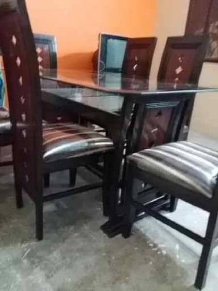 Dining table for 6 chairs like new 1