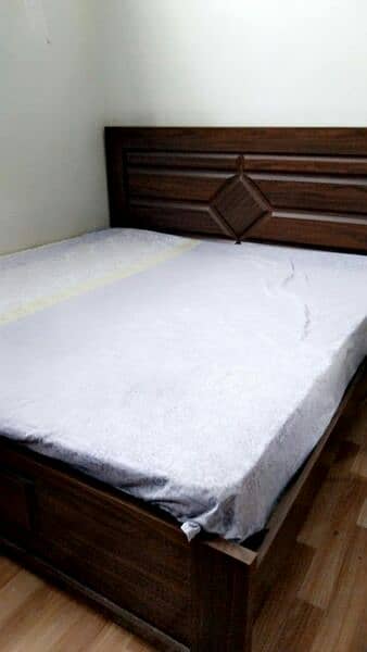 wooden  bed set conditions apke samne hain 3 year  uses only 2