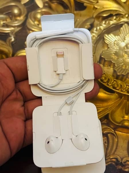 iphone Orignal headphones 1