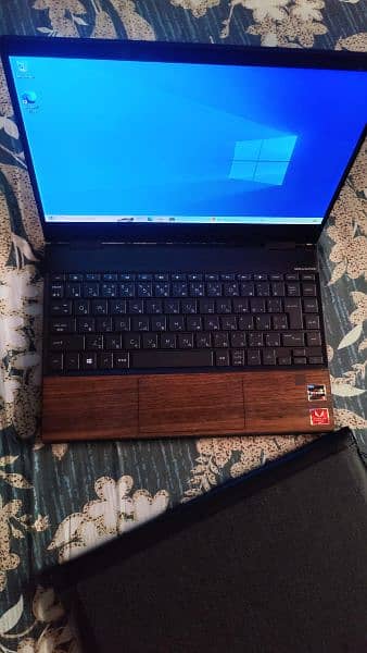 HP Envy 13 x360 Wood Edition Ryzen & Radeon Vega 2GB, 120hz display 6