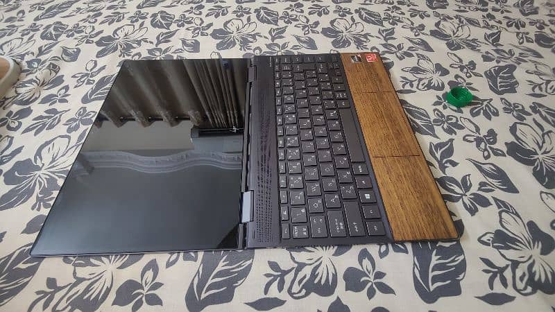 HP Envy 13 x360 Wood Edition Ryzen & Radeon Vega 2GB, 120hz display 2