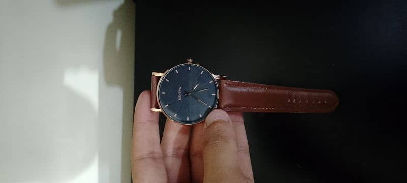 smart watch Hy or ek brown color ke simple watch Hy ya Dona sale Karen 10